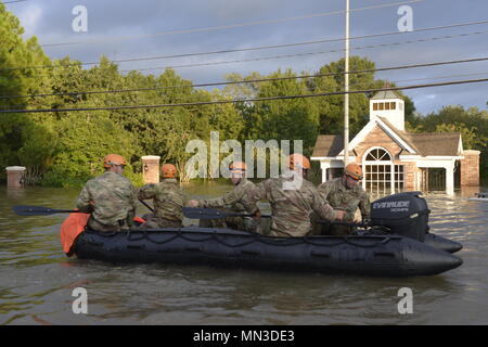 Die Texas Army National Guard ist die Landkomponente des Texas Military Department, die für staatliche und föderale Missionen zuständig ist. Am 28. August 2017 führte das Personal in Katy, Texas, Rettungsaufklärungen durch und schickte Zodiac-Boote in Hochwassergewässer, um Wohnviertel nach Anwohnern bei schweren Überschwemmungen zu durchsuchen. Das Archivbild dokumentiert Such- und Rettungsaktionen in einem Wohngebiet. Stockfoto