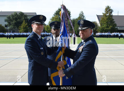 Generalleutnant Darryl Roberson, Kommandeur der Luft Bildung und Ausbildung Befehl Commander, übergibt der 2 Air Force guidon, Generalmajor Timothy Leahy, 2 AF-Commander, während des 2. AF Ändern des Befehls Zeremonie am Levitow Training Support Facility 23.08.2017, am Keesler Air Force Base, Fräulein L (U.S. Air Force Foto von Kemberly Groue) Stockfoto