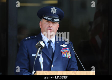 Generalmajor Timothy Leahy, 2 Air Force Commander, liefert Erläuterungen während der 2 AF Ändern des Befehls Zeremonie am Levitow Training Support Facility 23.08.2017, am Keesler Air Force Base, Fräulein (U.S. Air Force Foto von Kemberly Groue) Stockfoto