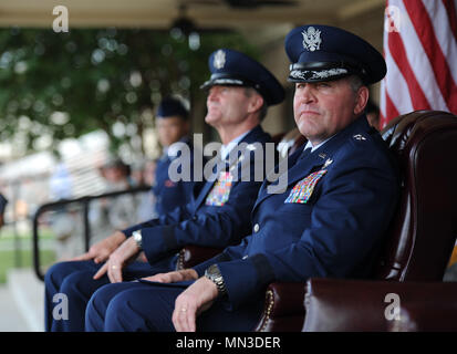 Generalmajor Timothy Leahy, 2 Air Force Commander, sitzt auf der Bühne im 2. AF Ändern des Befehls Zeremonie am Levitow Training Support Facility 23.08.2017, am Keesler Air Force Base, Fräulein (U.S. Air Force Foto von Kemberly Groue) Stockfoto