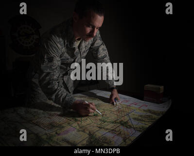 Us Air Force Senior Flieger John hartin, 94th Fighter Squadron alle Source Intelligence Analyst, Maps,-Ziel Szenarien für Red Flag 17-4 Mission Planning an der Nellis Air Force Base, Nev, 23.08.2017. Nutzung von Informationen aus mehreren Quellen, Hartin Grundstücke jeden Zielpunkt für die Sensibilisierung der Piloten, die Ihnen erlauben, eine Mission auszuführen. (U.S. Air Force Foto: Staff Sgt. Carlin Leslie) Stockfoto
