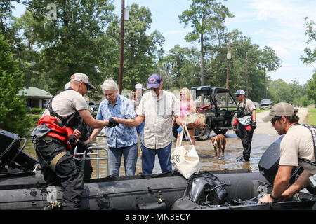 California Air National Guard mit Die 129 Rettung Flügel des UAD-2 Rescue Squadron verhalten Wasser Rettungsaktionen in Vidor, Texas, 12.08.31, 2017, im Gefolge des Hurrikans Harvey. Die Gardisten patrouillieren die Gegend in den Booten, auf der Suche nach Menschen, die in ihren Häusern oder auf Dächern, wegen der massiven Überschwemmungen gefangen sind. Sobald die Bewohner sicher in die Boote, die Gardisten notwendige medizinische Versorgung bieten und sie zum nächsten Tierheim Transport. (U.S. Army National Guard Foto: Staff Sgt. Balinda O'Neal Dresel) Stockfoto