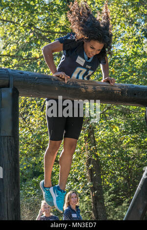 Evony Thompson, Tennessee Titans Cheerleader, springt über den unteren Bauch über Hindernis auf Fort Campbell am 12.08.24. Frauen der Tennessee Titans Football Team hatte die Gelegenheit, ein Soldat für einen Tag zu sein. (US Army Foto von SPC. Patrick Kirby) Stockfoto