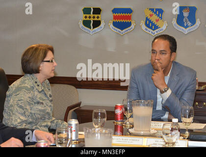 Kongressabgeordnete wird Hurd, 23. Bezirk von Texas, Besuche mit Generalmajor Mary O'Brien, Commander, 25 Air Force, mit anderen Staats- und Regierungschefs am Sitz der nummerierten Luftwaffe Aug 4, 2017. Bei seinem Besuch, Sie diskutierten eine Vielzahl der nationalen Sicherheit und der Informationsgewinnung, Überwachung und Aufklärung Themen. Hurd ist derzeit im Ausschuss für innere Sicherheit, ist die Stellvertretende Vorsitzende des Grenz- und maritime Sicherheit Unterausschuß und dient auf dem Haus permanent Wählen Sie Intelligenz Ausschuss. Stockfoto