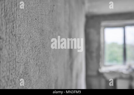 Beton Wand vor einem Fenster. Überholung Konzept. Apartment Reparaturen. Startseite Umbau Stockfoto