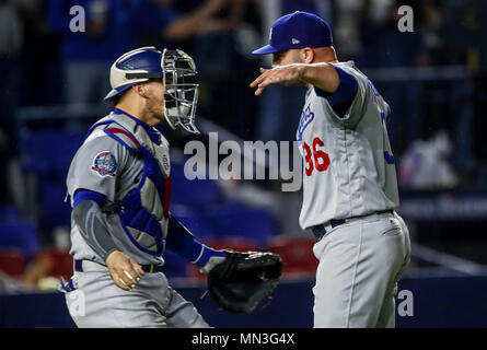 Yasmani Grandal, Catcher Feier con Adam Liberatore pither de los Schwindler se lleva El salvamento, durante el Partido de Beisbol de los Schwindler de Los Angeles contra Padres de San Diego, durante El primer San Blas de la Serie las Mayores Ligas del Beisbol en Monterrey, Mexiko el 4 de Mayo 2018. (Foto: Luis Gutierrez) Stockfoto