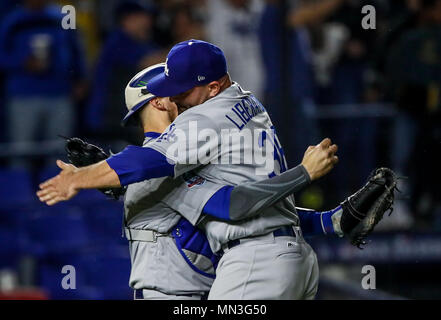 Yasmani Grandal, Catcher Feier con Adam Liberatore pither de los Schwindler se lleva El salvamento, durante el Partido de Beisbol de los Schwindler de Los Angeles contra Padres de San Diego, durante El primer San Blas de la Serie las Mayores Ligas del Beisbol en Monterrey, Mexiko el 4 de Mayo 2018. (Foto: Luis Gutierrez) Stockfoto