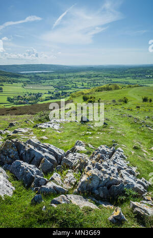 Eine lebendige und farbenfrohe Bild der schönen Aussicht von Alston Peak in Richtung Cheddar und Glastonbury in der Mendip Hills in Somerset, England. Stockfoto