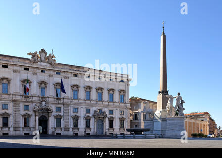 Das 17. Jahrhundert Palazzo Della Consulta und die Fontana dei Dioscuri an der Piazza del Quirinale in Rom, Italien. Der Palazzo ist das Zuhause der Constitu Stockfoto