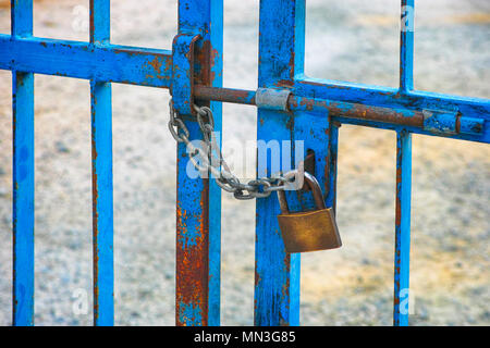 Blau Metall zaun Tore mit Schraube und Vorhängeschloss. Close-up. Stockfoto