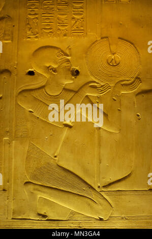 Ägypten. Abydos. Tempel von Seti I. Neuen Reich. 19. Dynastie. Der Pharao ein Angebot von Gold Halskette. 1292-1189 v. Chr.. Stockfoto