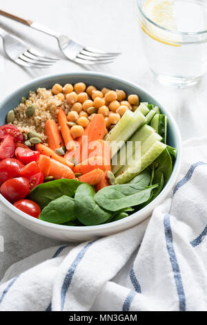 Gesunde buddha Schüssel Salat Schüssel oder Pflegende Schüssel mit Gemüse, Kichererbsen und Quinoa. Selektive konzentrieren. Konzept der gesunden Ernährung, gesunder Lebensstil Stockfoto
