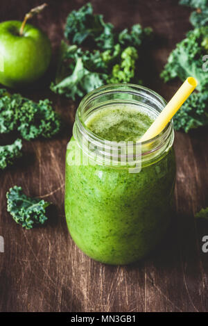 Gesunden grünen Smoothie auf hölzernen Tisch. Detox green Smoothie Flasche. Erfrischende Sommer Cocktail trinken. Vegan, Vegetarisch, sauber essen, Reinigung conc Stockfoto