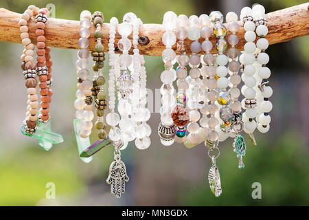 Natürliche Perlen Armbänder hängen an natürlichen Zweig Stockfoto