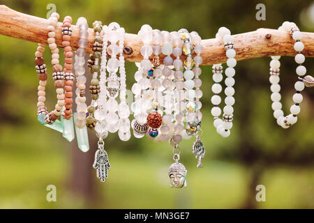 Natürliche Perlen Armbänder hängen an natürlichen Zweig Stockfoto