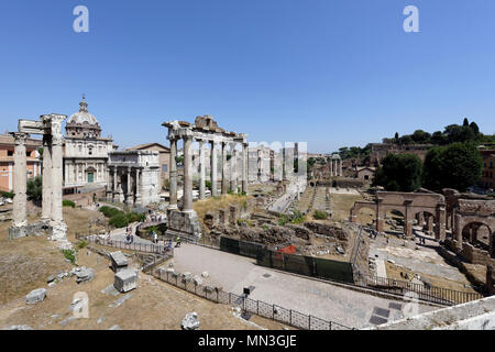 Das Forum Romanum war das Zentrum des politischen, kommerziellen und rechtlichen Leben im alten Rom. Im Vordergrund ist der Tempel des Saturn und Stockfoto