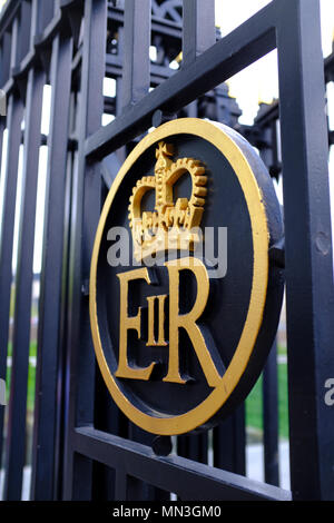 Emblem von Ihrer Majestät der Königin am Eingang der Tower von London Großbritannien Stockfoto