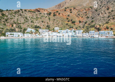 Malerische Dorf Loutro und das Mittelmeer in Kreta, Griechenland Stockfoto