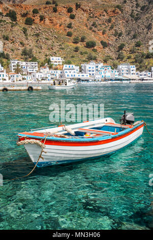 Angeln Boot und das malerische Dorf Loutro in Kreta, Griechenland Stockfoto
