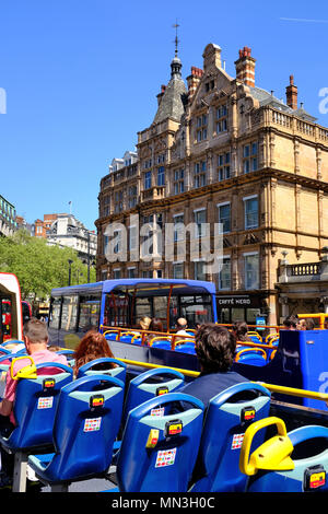 Ansicht des Herzogtums Haus aus einem oben offenen Sightseeing Bus auf Lancaster Hotel London Stockfoto