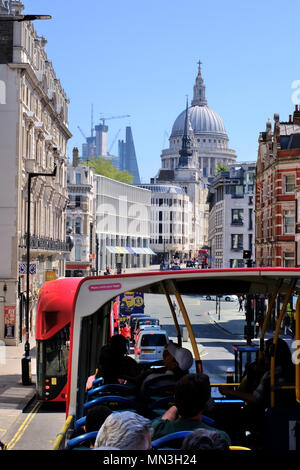 Ein Blick auf die St. Pauls Kathedrale aus einem oben offenen Seufzer sehen Bus auf Fleet Street - London Stockfoto