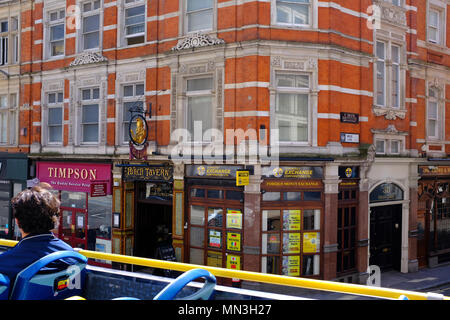 Blick aus einem oben offenen Sightseeing Bus auf Fleet Street - London. Vorbei an Braut Lane. Stockfoto