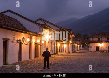 Ein Wachmann Plaza Mayor in der Morgendämmerung, Villa de Leyva, Boyacá, Kolumbien, Südamerika Stockfoto