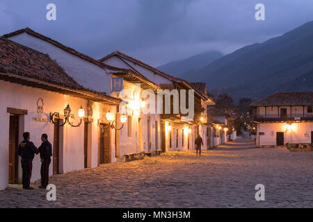 Zwei Sicherheitsleute in Plaza Mayor in der Morgendämmerung, Villa de Leyva, Boyacá, Kolumbien Stockfoto