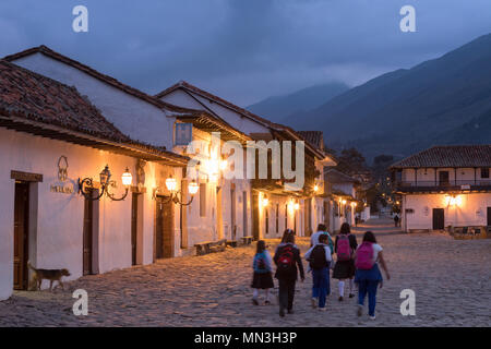 Die Schule laufen, Plaza Mayor in der Morgendämmerung, Villa de Leyva, Boyacá, Kolumbien Stockfoto