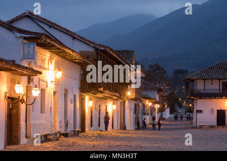 Plaza Mayor in der Morgendämmerung, Villa de Leyva, Boyacá, Kolumbien, Südamerika Stockfoto