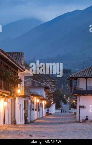 Plaza Mayor in der Morgendämmerung, Villa de Leyva, Boyacá, Kolumbien, Südamerika Stockfoto