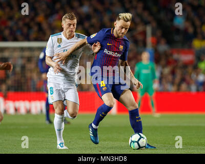 Barcelona, 6. Mai: Ivan Rakitic des FC Barcelona in Aktion mit Toni Kroos von Real Madrid während des 2017/2018 LaLiga Santander Runde 36 Spiel zwischen Stockfoto