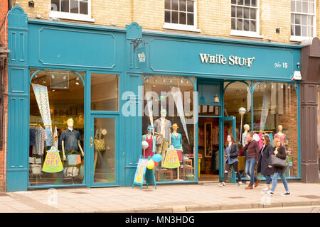 Leute, die die Vergangenheit der beliebten Frauen kleidung shop weiße Zeug in Stevenage, Hertfordshire, England Stockfoto