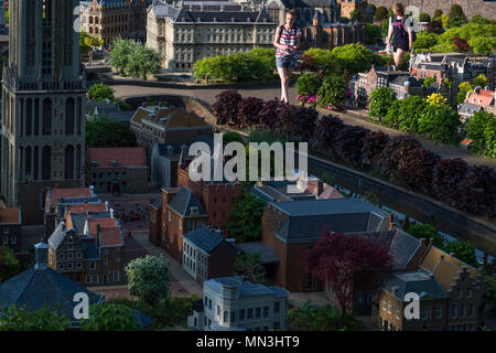 Touristen besuchen das Madurodam Theme Park, der in der Stadt Den Haag. Dieser Park hat eine Sammlung von Miniaturen der wichtigsten Monumente von Holland Stockfoto