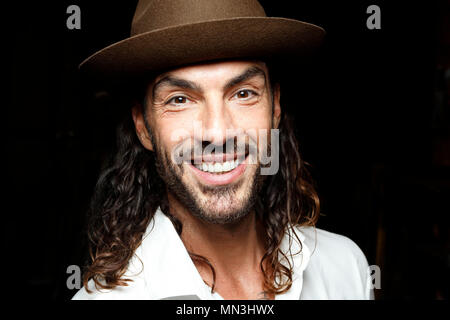 LONDON, ENGLAND - 18. SEPTEMBER: Antonio Corral Calero backstage vor der Kristian Aadnevik zeigen während der London Fashion Week Frühjahr/Sommer Kollektionen bis einschließlich WS 2016/2017 am 18. September 2016 in London, Vereinigtes Königreich. Stockfoto