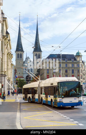 Luzern, Schweiz - Oktober 19, 2017: Kirche St. Leodegar und öffentliche moderne Bus Stockfoto