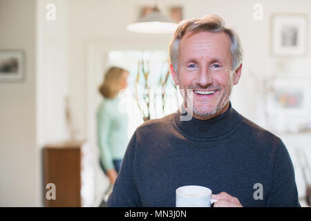 Porträt Lächeln, zuversichtlich reifer Mann Tee trinken. Stockfoto