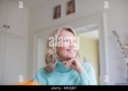 Lächelnd, ehrgeizig, reife Frau weg schauen Stockfoto