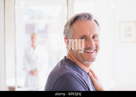 Porträt Lächeln, zuversichtlich reifer Mann Stockfoto