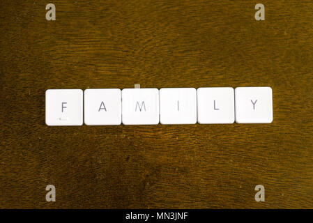 Familie Wort auf Kunststoff Tastatur Alphabet mit dunklem Hintergrund geschrieben Stockfoto