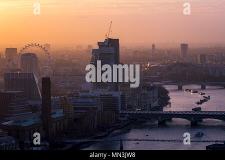 London Skyline der Stadt. Ein Stadtbild bei Sonnenuntergang. Trotz der verträumte Blick, London leidet unter hohen Luftverschmutzung, Auswirkungen auf die Gesundheit von vielen. Stockfoto