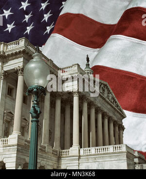 Ein Blick auf einige der architektonischen Details des United States Capitol in Washington DC mit amerikanischer Flagge im Hintergrund. Stockfoto