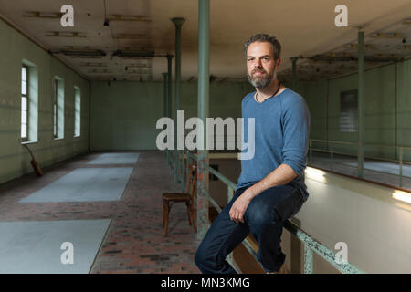 Portrait von Mann grizzled alten industriellen Raum Hintergrund Stockfoto