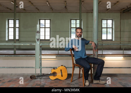 Portrait von Mann grizzled alten industriellen Raum Hintergrund Stockfoto