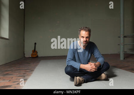 Portrait von Mann grizzled alten industriellen Raum Hintergrund Stockfoto