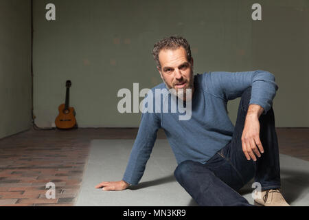 Portrait von Mann grizzled alten industriellen Raum Hintergrund Stockfoto