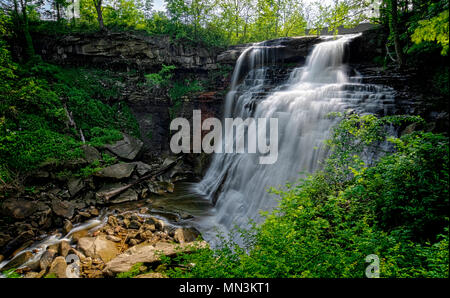 Brandywine Falls in der Cuyahoga Valley National Park Ohio. Ein wunderschönes 65 Fuß fällt hier im späten Frühjahr von der Aussichtsplattform gesehen. Stockfoto