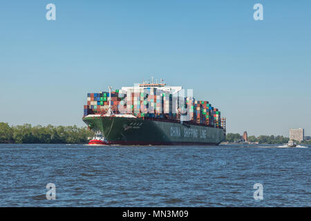 Tug Boat ZP BOXER abschleppen Containerschiffs CSCL MARS auf den Hamburger Hafen Stockfoto