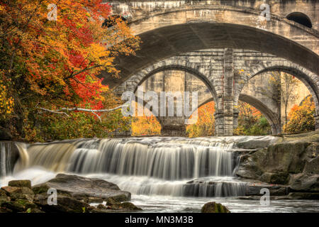 Berea fällt Ohio während der Spitzenzeiten fallen Farben. Dieser Wasserfall sieht es am besten mit peak Herbst Farben in den Bäumen. Der Steinbogen zug Brücken Stockfoto