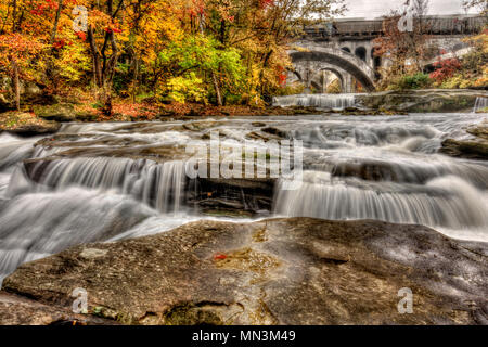 Berea fällt Ohio während der Spitzenzeiten fallen Farben. Dieser Wasserfall sieht es am besten mit peak Herbst Farben in den Bäumen. Der Steinbogen zug Brücken Stockfoto